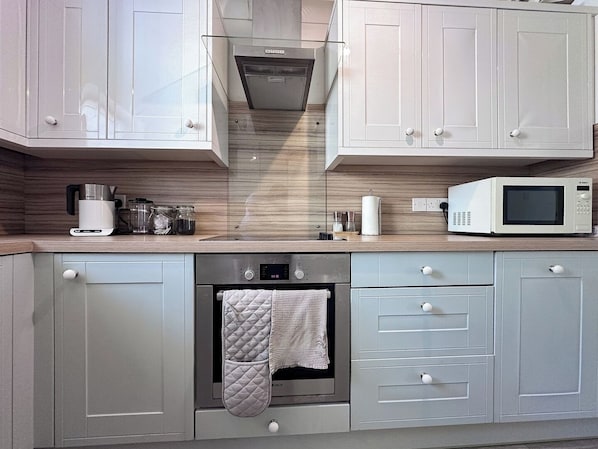 Refrigerador, microondas, horno, placa de cocina