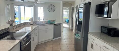 Microonde, forno, piano cottura, lavastoviglie