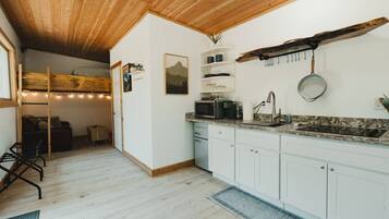 Mikrowelle, Herdplatte, Wasserkocher mit Kaffee-/Teezubehör, Toaster