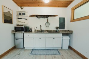 Microondas, placa de cocina, cafetera o tetera y tostadora