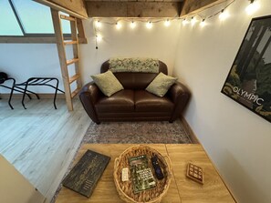 Een smart-tv en boeken