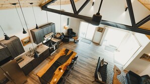 Un amplio apartamento estilo loft con cocina, comedor y zona de estar.