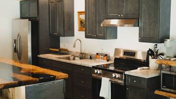 Kylskåp, mikrovågsugn, ugn och spishäll