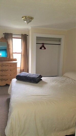 4 bedrooms, desk, free WiFi, bed sheets