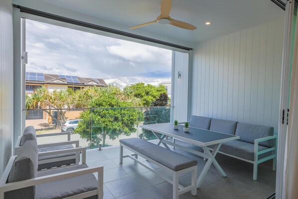 Outdoor dining - Cedar Sands Hideaway - 4BRM Home (Gold Coast)