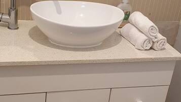 Pyyhkeet, saippua, vessapaperi