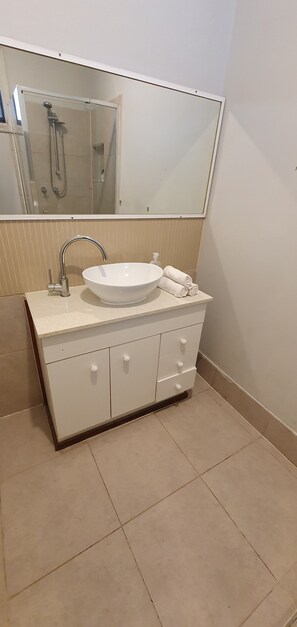 Serviettes fournies, savon, papier toilette