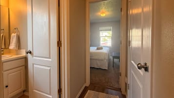 2 bedrooms, desk, WiFi