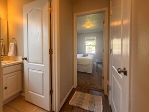 2 bedrooms, desk, WiFi