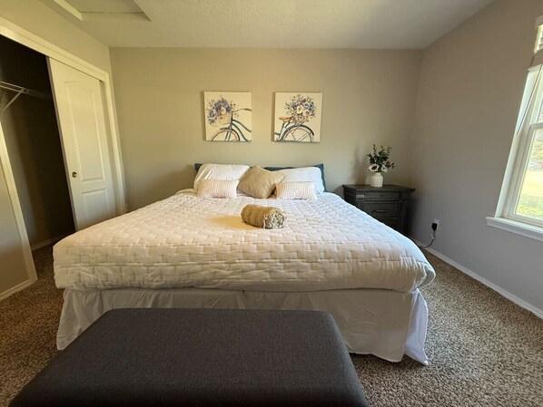 2 bedrooms, desk, WiFi