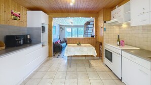 Een koelkast, een microgolfoven, een oven, kookgerei, borden en bestek