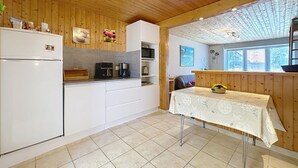 Een koelkast, een microgolfoven, een oven, kookgerei, borden en bestek