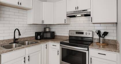 Detroit 4BR Home | Bathtub and Pet Friendly Stay