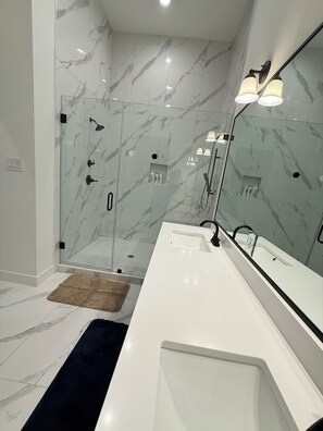 Shower, towels, soap, toilet paper - Elegant Minimal 3BR for Families, Nurses & Group (Houston)