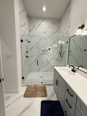 シャワー、タオル、石鹸、トイレットペーパー