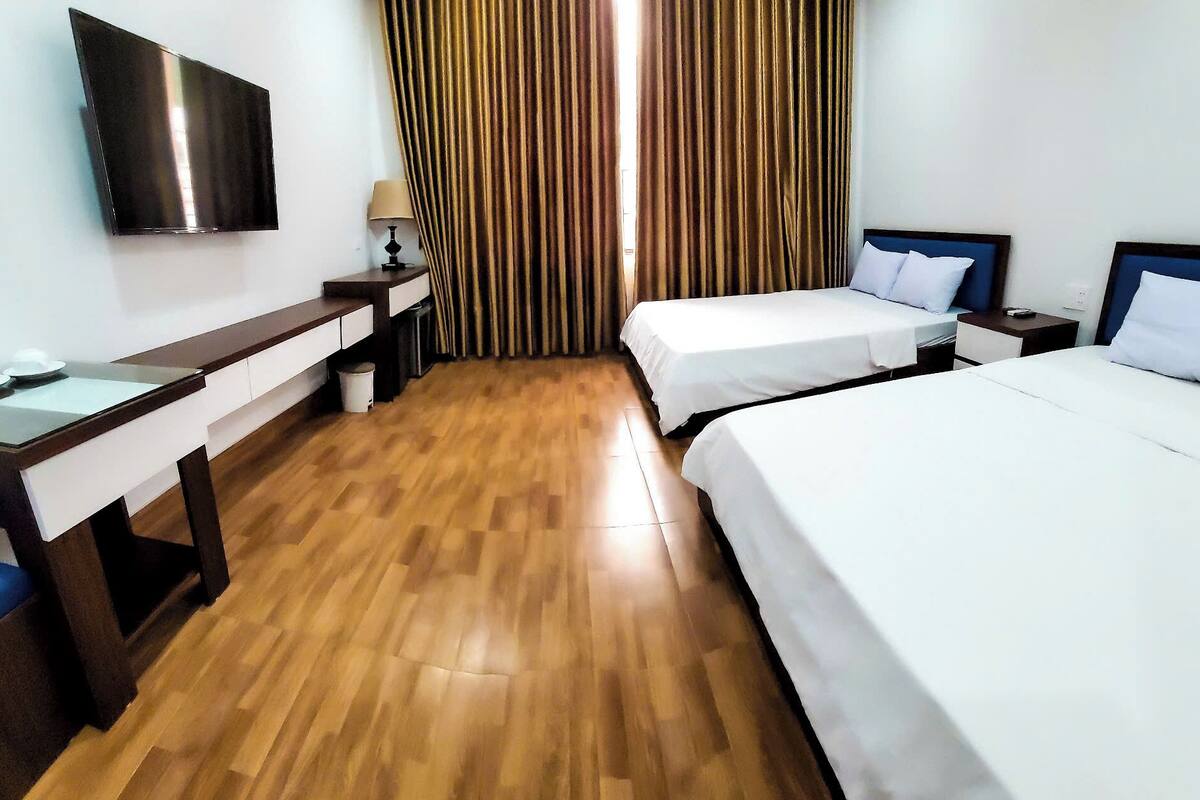 Family Room | Desk, laptop workspace, free WiFi, bed sheets