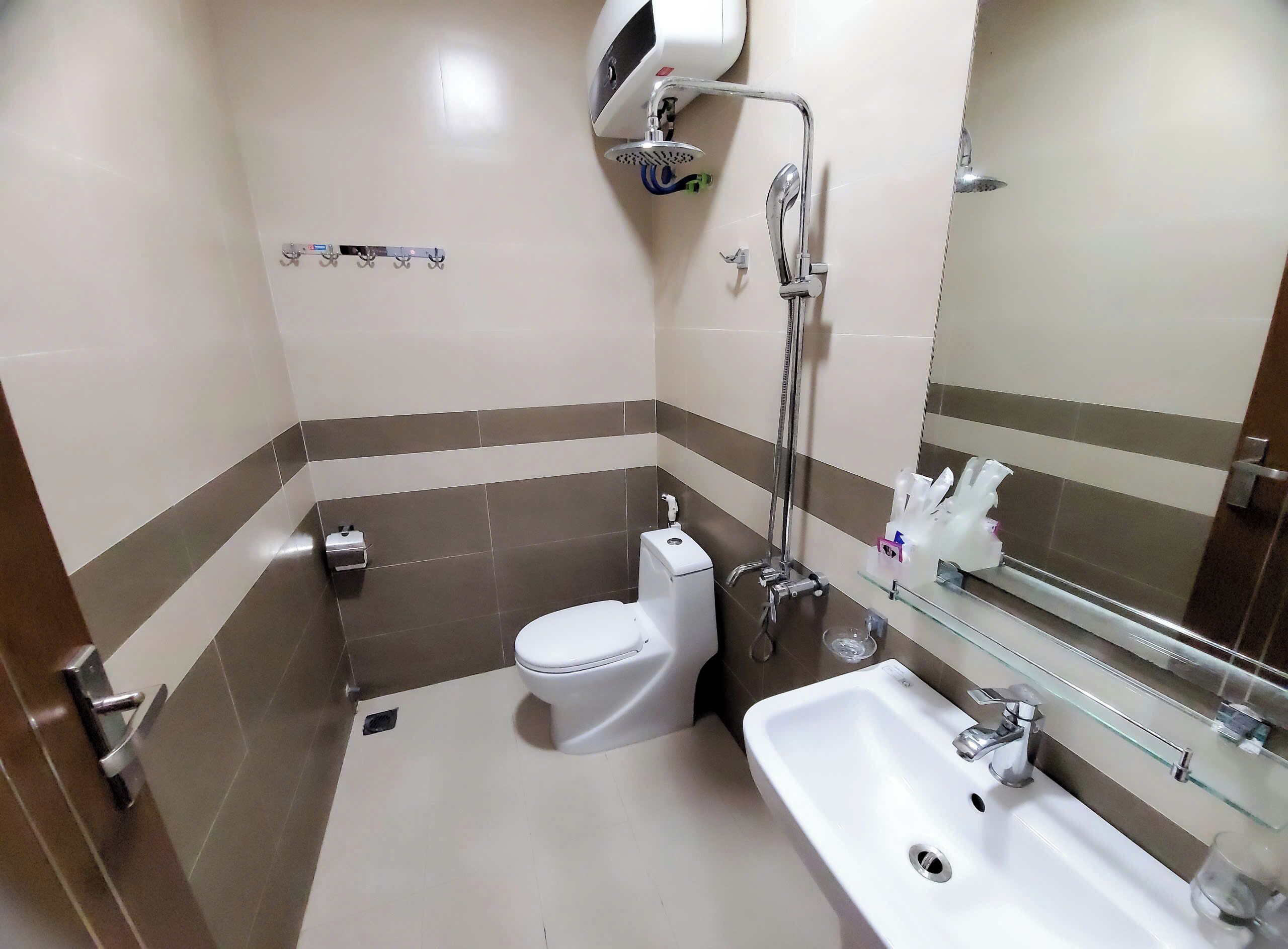 Family Room | Bathroom | Shower, hair dryer, slippers, towels