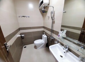 Family Room | Bathroom | Shower, hair dryer, slippers, towels - Cat Ba Charm Island Hotel (Dac Khu Cat Hai)