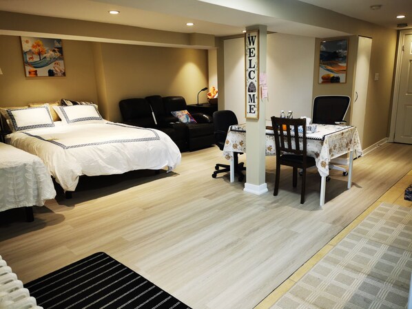 1 bedroom, iron/ironing board, WiFi - Spacious tidy walkout basement in Midtown Toronto (Toronto)