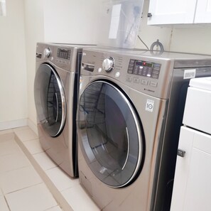 Interior - Spacious tidy walkout basement in Midtown Toronto (Toronto)