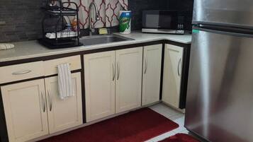 Standaard eenpersoonskamer, uitzicht op tuin | Privékeuken | Een koelkast, een microgolfoven, een kookplaat