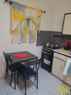 Standard Single Room, Garden View | Private kitchen | Fridge, microwave, stovetop, cookware/dishes/utensils