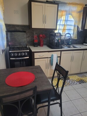 Standard Single Room, Garden View | Private kitchen | Fridge, microwave, stovetop, cookware/dishes/utensils