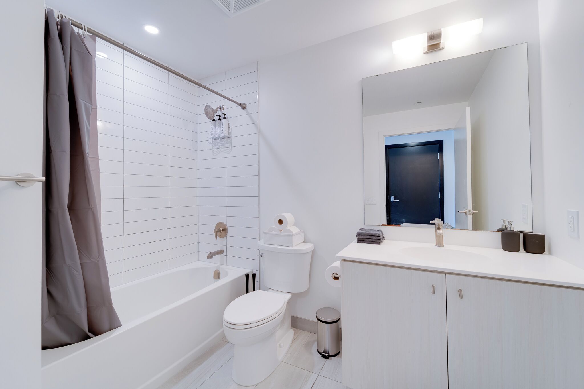 Ein modernes Badezimmer mit Badewanne, Toilette und Waschbecken.