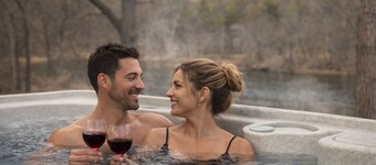 Blue Heron House - 3BR Creekside Retreat with Hot Tub, Firepit & 10min to Hudson