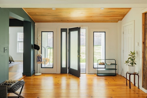 Blue Heron House - 3BR Creekside Retreat with Hot Tub, Firepit & 10min to Hudson