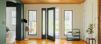 Blue Heron House - 3BR Creekside Retreat with Hot Tub, Firepit & 10min to Hudson