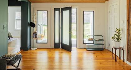 Blue Heron House - 3BR Creekside Retreat with Hot Tub, Firepit & 10min to Hudson