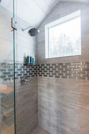 Dusche, umweltfreundliche Kosmetikartikel, Haartrockner, Handtücher