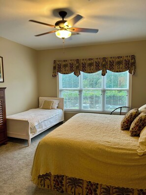 3 bedrooms, WiFi, bed sheets, wheelchair access - 
Beautiful, ground level 3-bedroom condo with pool on scenic Lake Marion (Santee)