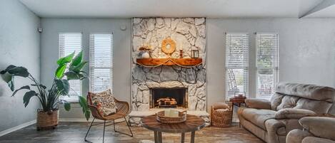 Télévision, cheminée