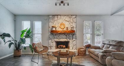 The Moore Retreat - Quiet House with a Pool