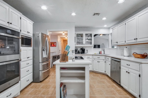 Microondas, placa de cocina, lavavajillas