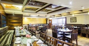 Family dining - Hotel Viceroy Inn (Dehradun)