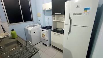 Fridge, oven, stovetop, cookware/dishes/utensils