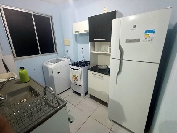 Fridge, oven, stovetop, cookware/dishes/utensils