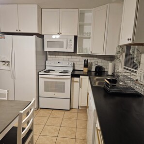 Fridge, microwave, oven, stovetop - Welcome to Southern Country Charm, your peaceful retreat in the heart of Georgia (Vidalia)