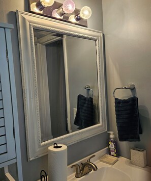 Sèche-cheveux, serviettes fournies, savon, papier toilette