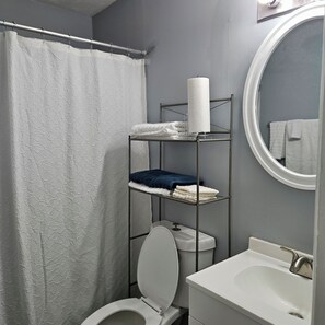 Haartrockner, Handtücher, Seife, Toilettenpapier