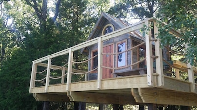 Charming Waterfront Tree House in Kaufman