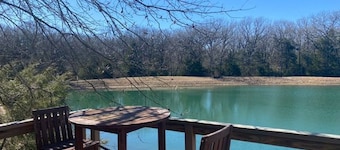 Charming Waterfront Tree House in Kaufman