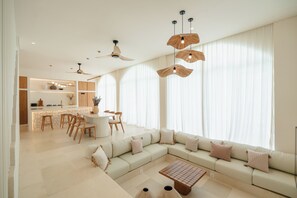 Villa Deluxe, 2 chambres, piscine privée, vue sur la piscine | Aire de séjour | Téléviseur connecté de 32 po avec télévision numérique