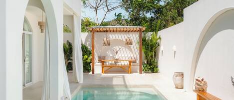 Outdoor pool, free pool cabanas