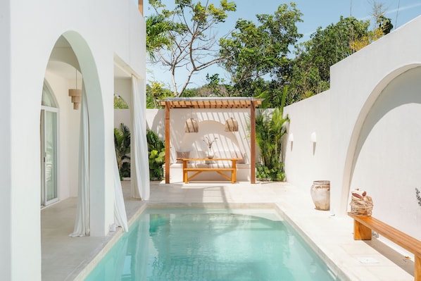 Una piscina al aire libre, camas de piscina gratis