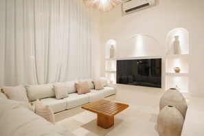 Villa Deluxe, 2 chambres, piscine privée, vue sur la piscine | Aire de séjour | Téléviseur connecté de 32 po avec télévision numérique