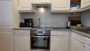 Kühlschrank, Ofen, Geschirrspüler, Kochgeschirr/Geschirr/Besteck